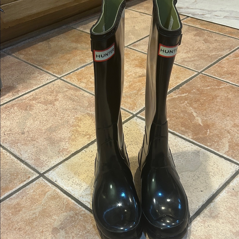 Hunter Original Tall Gloss Rain Boots, Black with green interior, Size 7M/8F